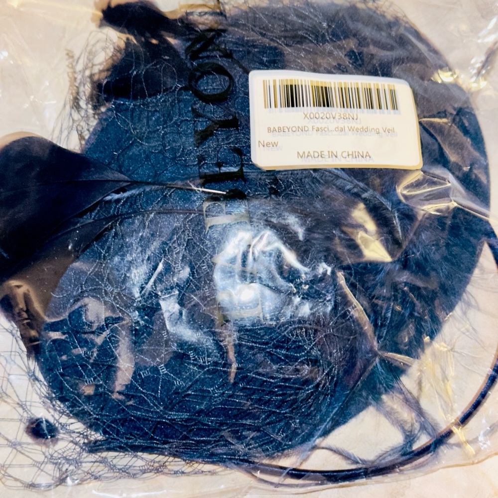 Elegant Blue Fascinator with Feather Details - Picture 3 of 4